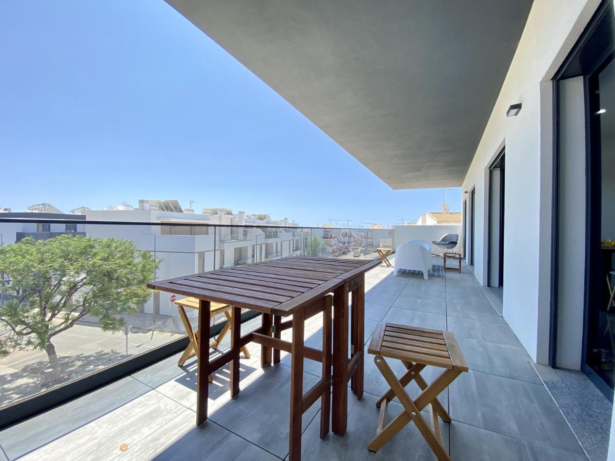 Grand Balcony With Pool By Homing Apartment Tavira